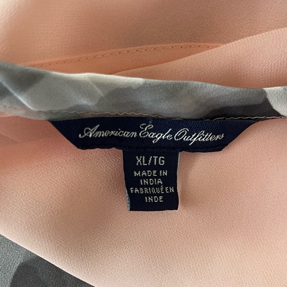 American Eagle - Sheer short sleeved blouse, white & black front,pink background - Picture 8 of 8